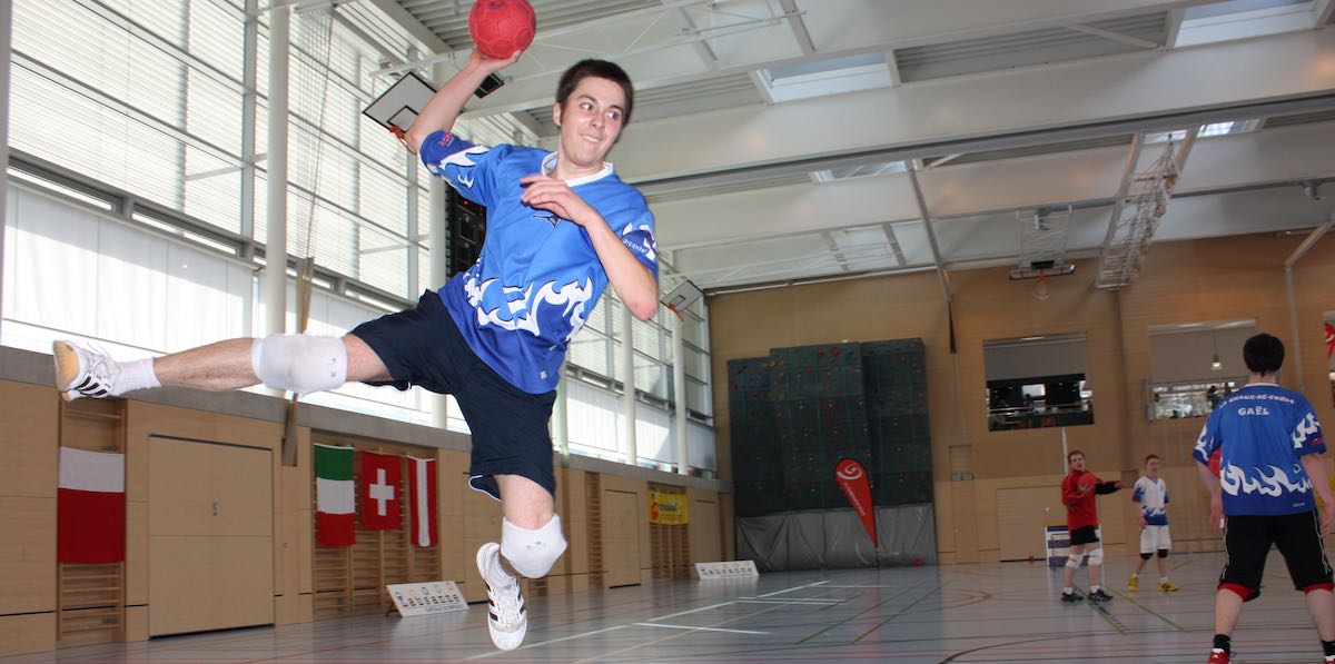 David shooting on a tchoukball frame, playing with La Chaux-de-Fonds